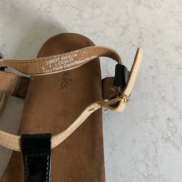 Clark's neutral colored sandal - Picture 3 of 3